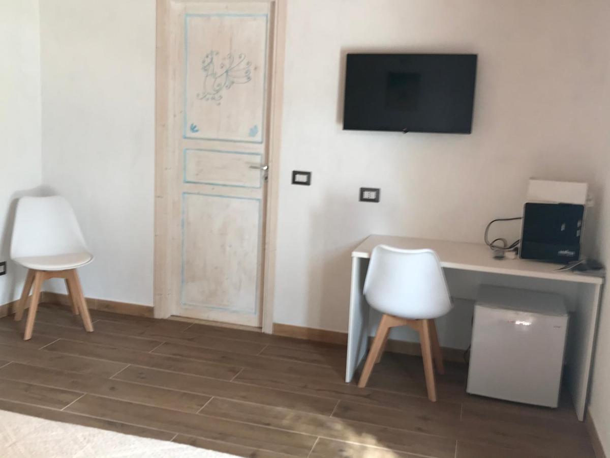 Hotel La Fragola In Campagna 6 K M Da San Pantaleo Exteriér fotografie
