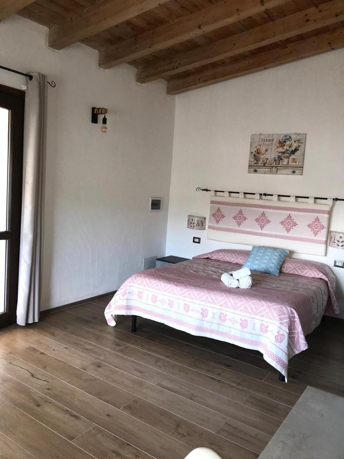 Hotel La Fragola In Campagna 6 K M Da San Pantaleo Exteriér fotografie