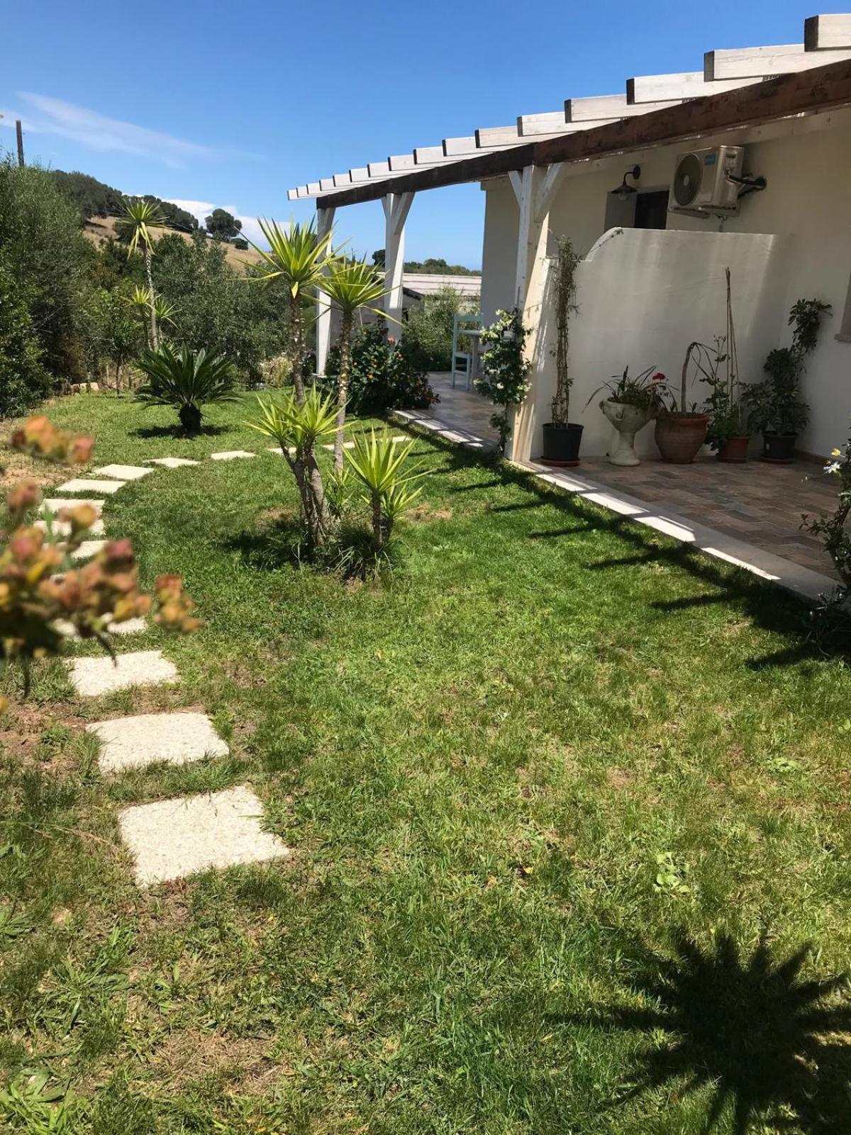 Hotel La Fragola In Campagna 6 K M Da San Pantaleo Exteriér fotografie